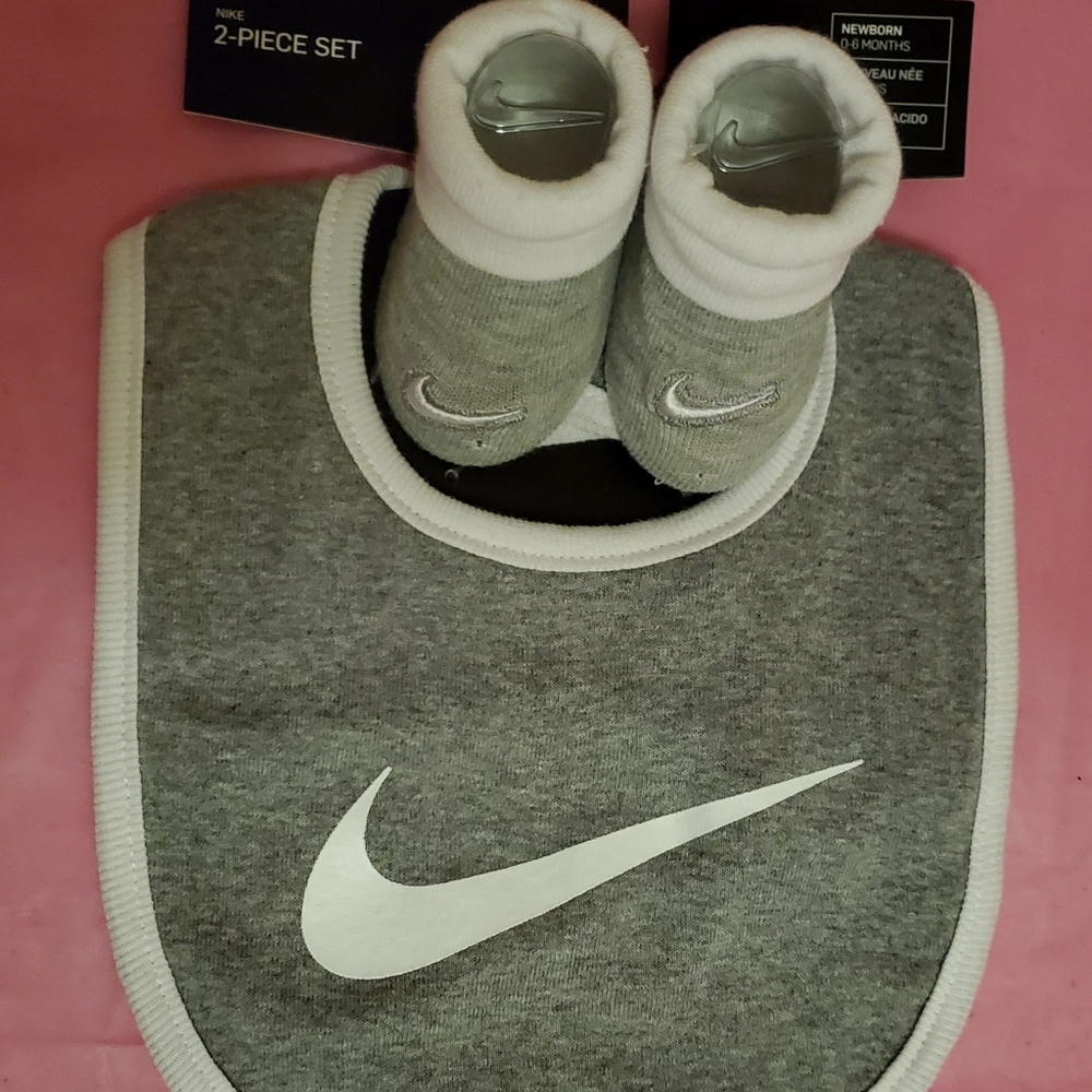 Nike Infant Grey & White 2PC Set sz 0-6m- NWT